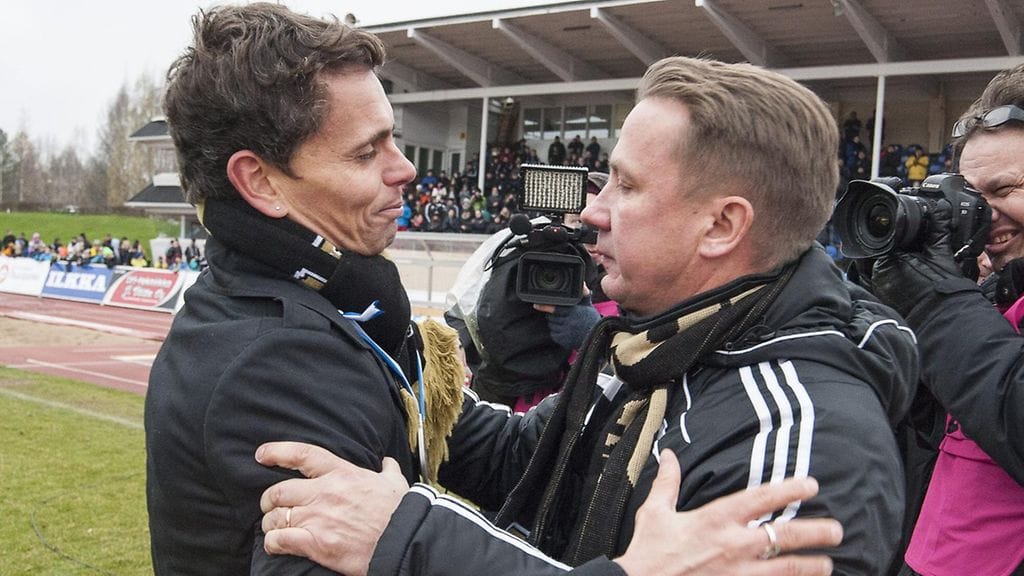 Simo Valakarin (vas.) ja Raimo Sarajärven hopeahalaus syksyllä 2014.