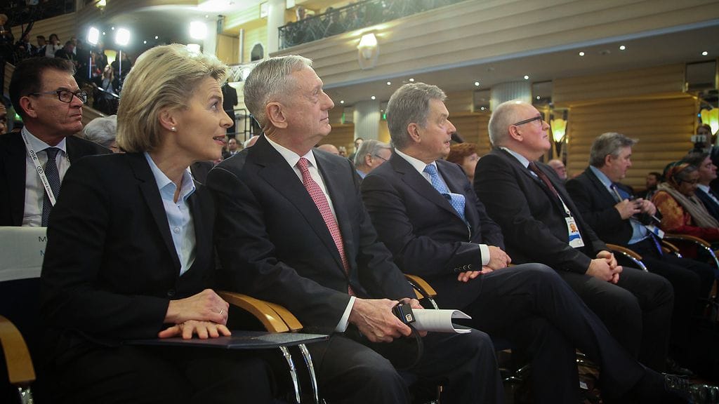 Saksan puolustusministeri Ursula von der Leyen, Yhdysvaltain puolustusministeri James Mattis ja presidentti Sauli Niinistö Münchenin turvallisuuskonferenssissa 17.2.2017.  Kuva: Katri Makkonen/Tasavallan presidentin kanslia