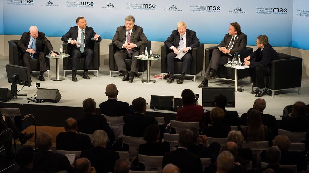 Münchenin turvallisuuskonferenssin keskusteluissa senaattori John McCain, Puolan presidentti Andrzej Duda, Ukrainan presidentti Petro Poroshenko, Britannian ulkoministeri Boris Johnson, Hollannin ulkoministeri Bert Koenders ja Euraasiaryhmpän puheenjohtaja Ian Bremmer 17.2.2017.