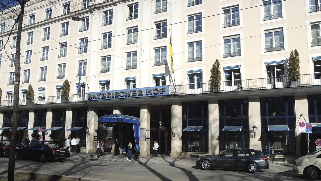 Münchenin turvallisuuskonferenssin hotelli Bayerischer Hof torstaina 16 helmikuuta 2017.  Munchenin turvallisuuskonferenssissa pohditaan kansainvälisen järjestelmän muutoksen syvyyttä.