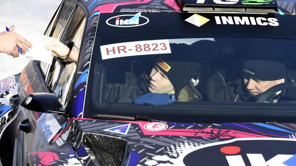 Ajokortiton Kalle Rovanperä joutuu istumaan siirtymäreitit apukuskin paikalla.