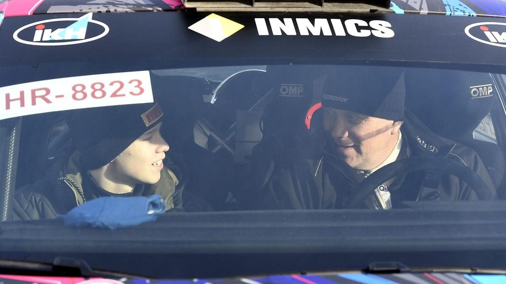 Kalle Rovanperä (vas.) kartanlukijansa Risto Pietiläisen kanssa.