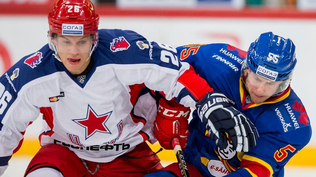 TsSKA:n Jonas Enlund ja Jokereiden Chad Genoway väännössä