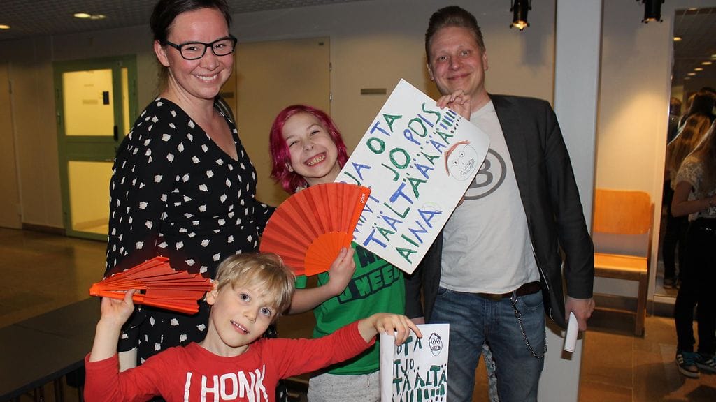 Rosa Meriläinen, Frans Frangen, Tuomas Muraja ja Johannes Muraja (alh.) Putous-yleisössä 18.2.2017.