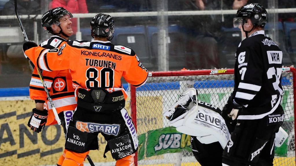Niklas Hagman ja Teemu Turunen juhlivat HPK:n 1-0-maalia.