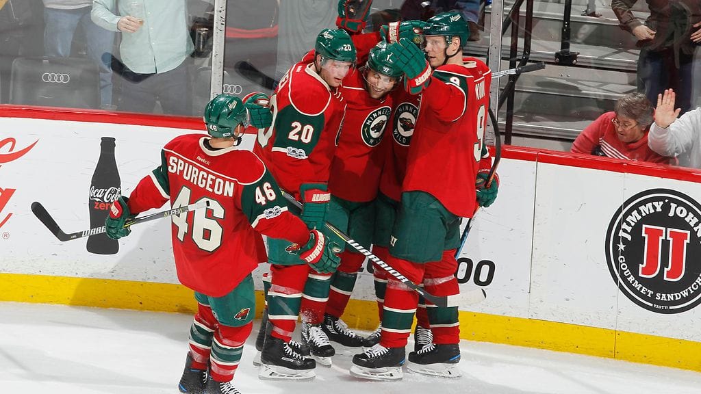 Mikko Koivu (oik.) rikkoi komean rajapyykin.