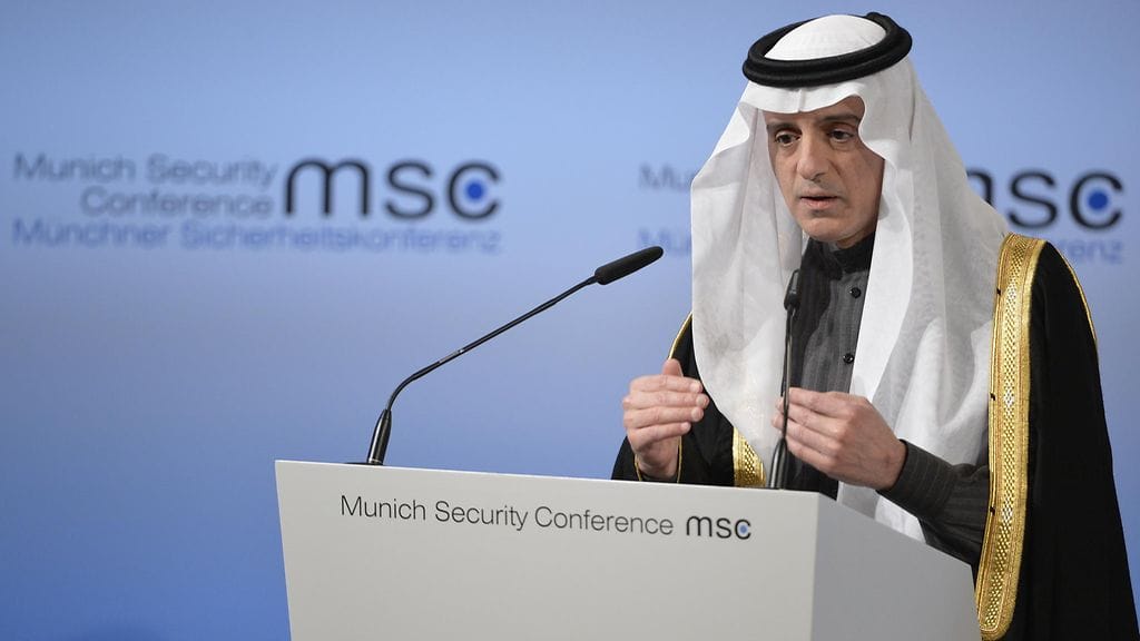 Saudi-Arabian ulkoministeri Adel al-Jubeir puhumassa Münchenin turvallisuuskonferensissa.