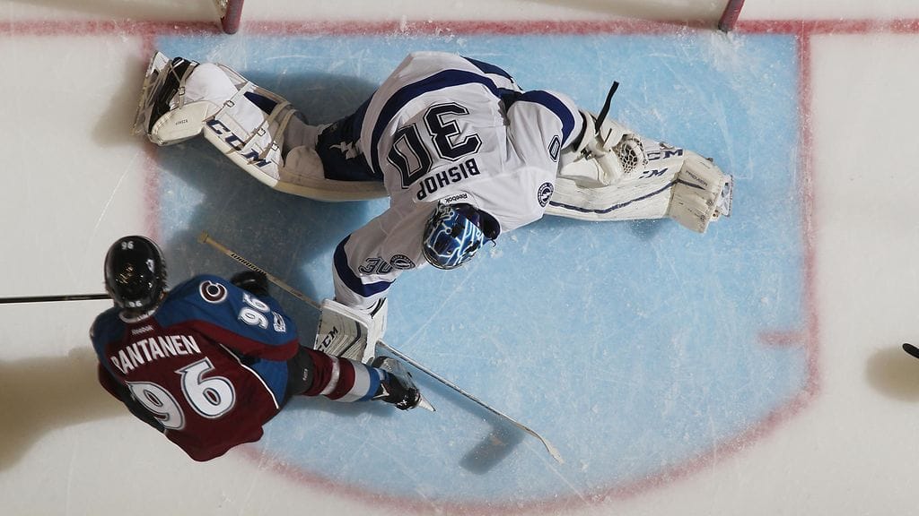 Mikko Rantanen ohitti Ben Bishopin.