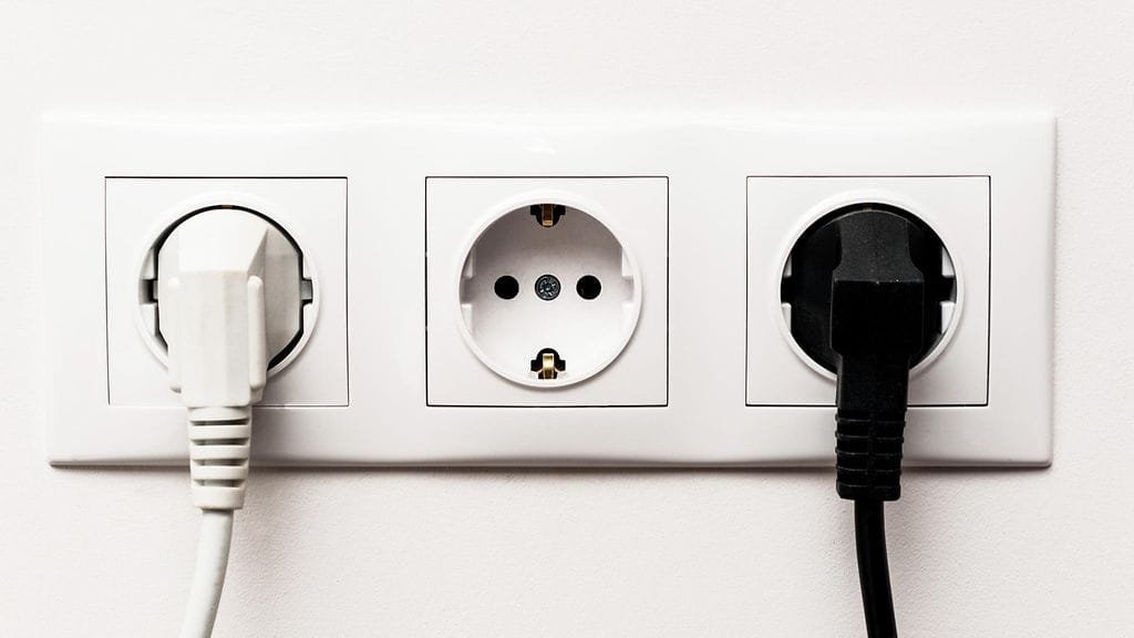 Johdot voi irrottaa seinästä ennen kaikkea oman mielenrauhan takaamiseksi.