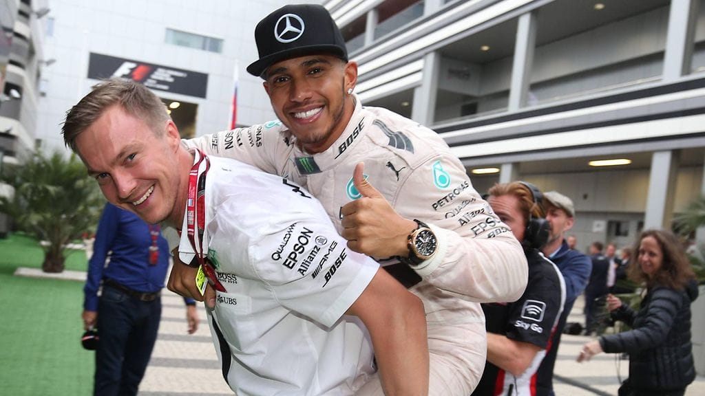 Lewis Hamilton Ville Viholan reppuselässä 2015.