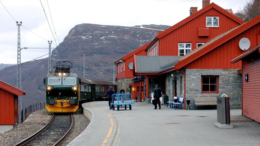 Myrdal_Station_with_Flåmsbana_train
