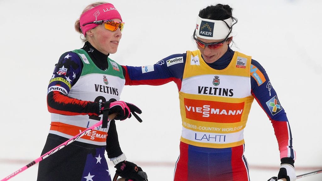 Kikkan Randall (vas.) johtaa maastohiihtäjien dopinginvastaista rintamaa. Vieressä norjalaistähti Marit Björgen.