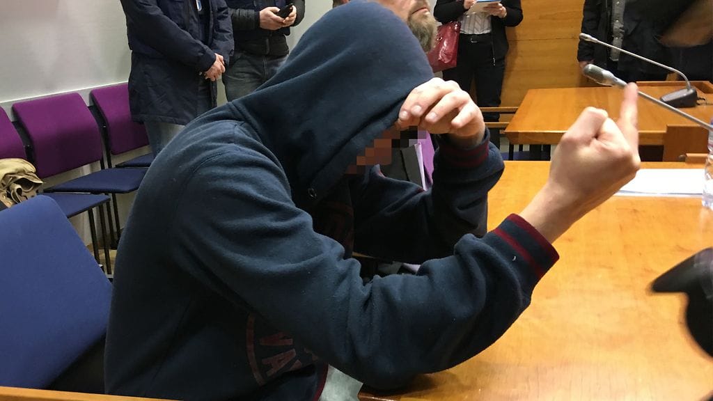 Mies näytti taannoin vangitsemisoikeudenkäynnissä keskisormea.