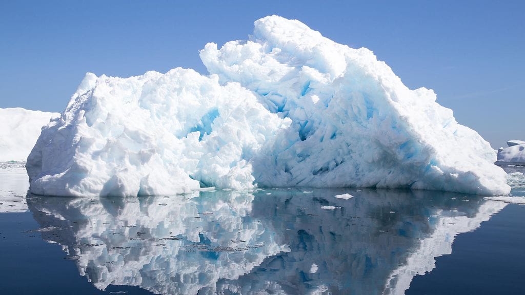 Luksusvesi sulatetaan jäävuorista.