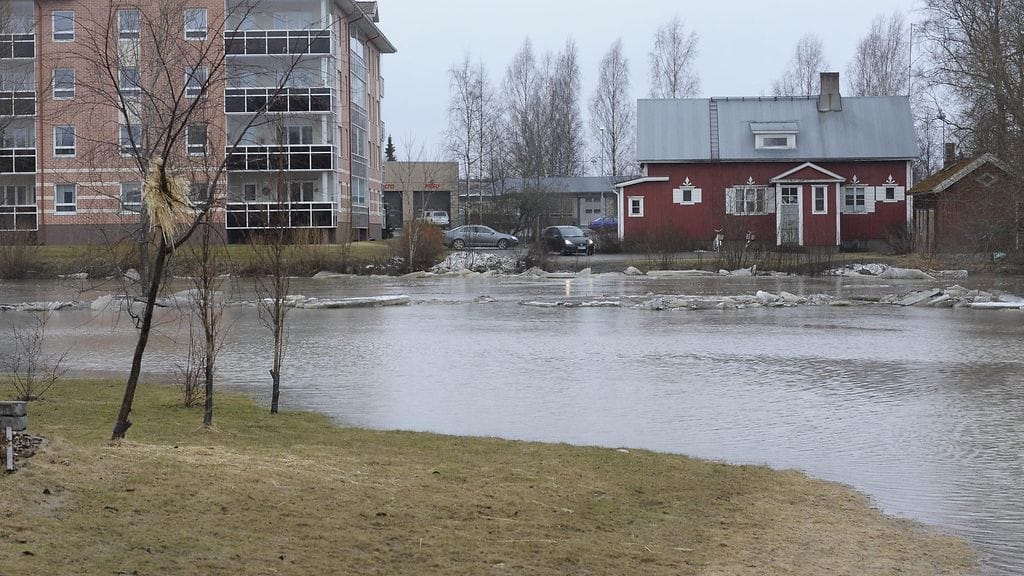 Tulviva Loimijoki Huittisten keskustassa torstaina 18. huhtikuuta 2013. Kuvituskuvaa.