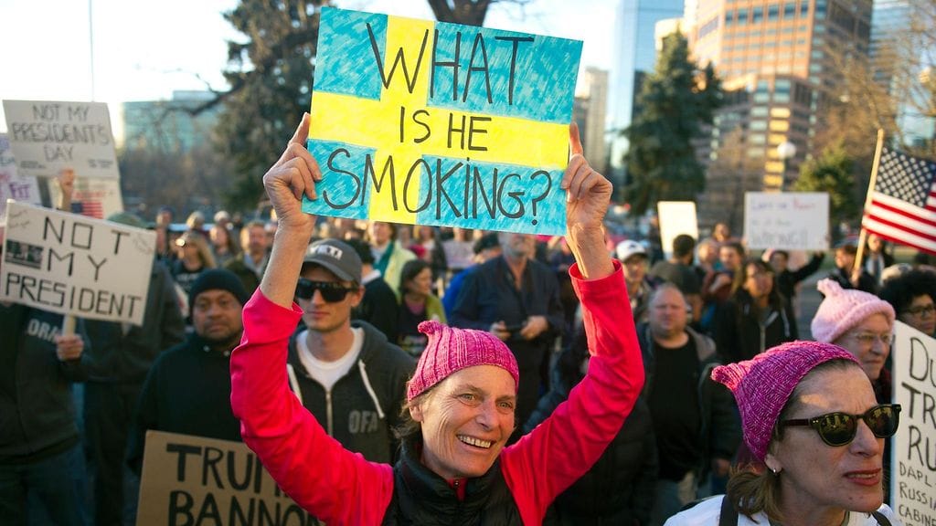 Mitä hän on poltellut, kysyi Ruotsin entinen pääministeri Carl Bildt Donald Trumpin Ruotsi-kommentin jälkeen. Samainen kysymys päätyi mielenosoittajan Ruotsin lippuun Coloradossa 20. helmikuuta.