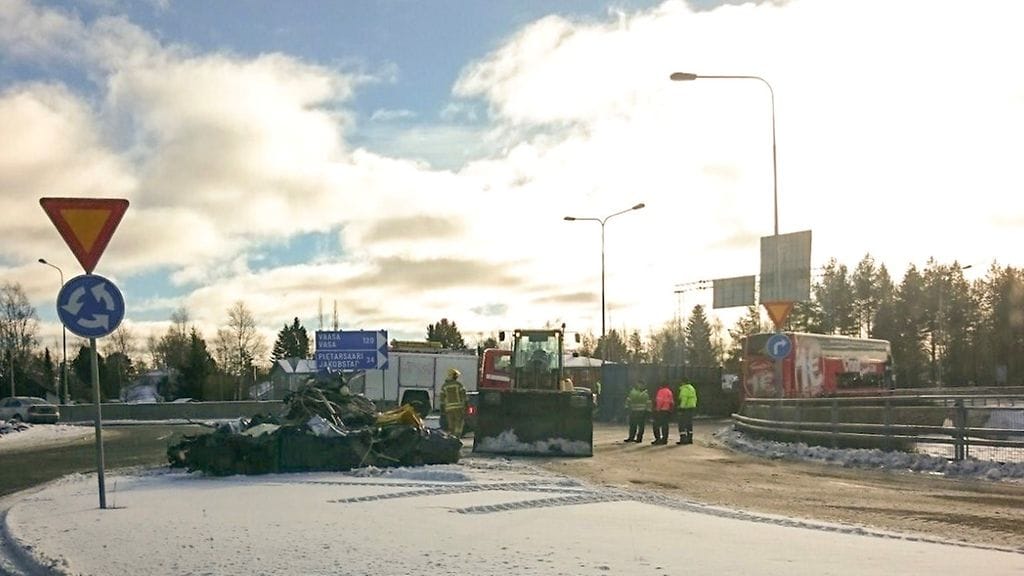 Romuläjää saatiin siivota tien sivuun Kokkolassa.