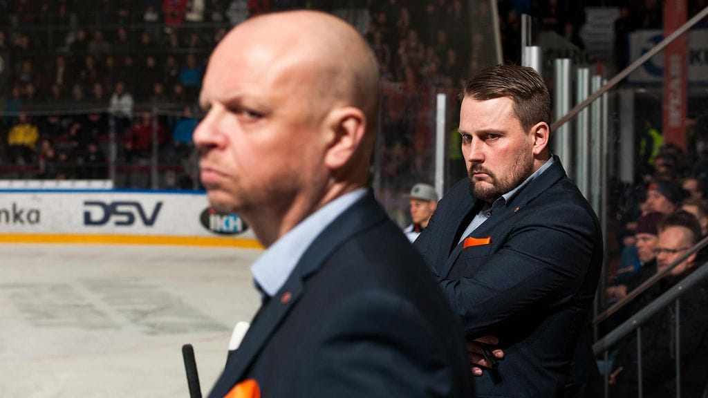 HPK-valmennus ei ollut tyytyväinen joukkueensa esitykseen JYPiä vastaan. Etuallalla HPK:n apuvalmentaja Timo Turunen ja takana päävalmentaja Antti Pennanen.