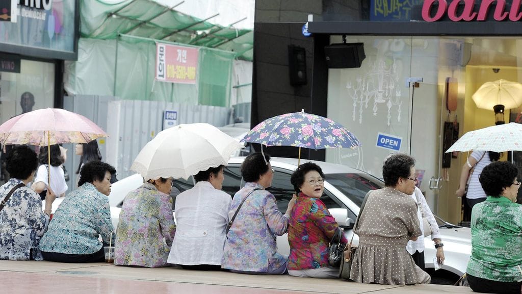 Korealaisnaisia Daegun keskustan kävelykadulla.