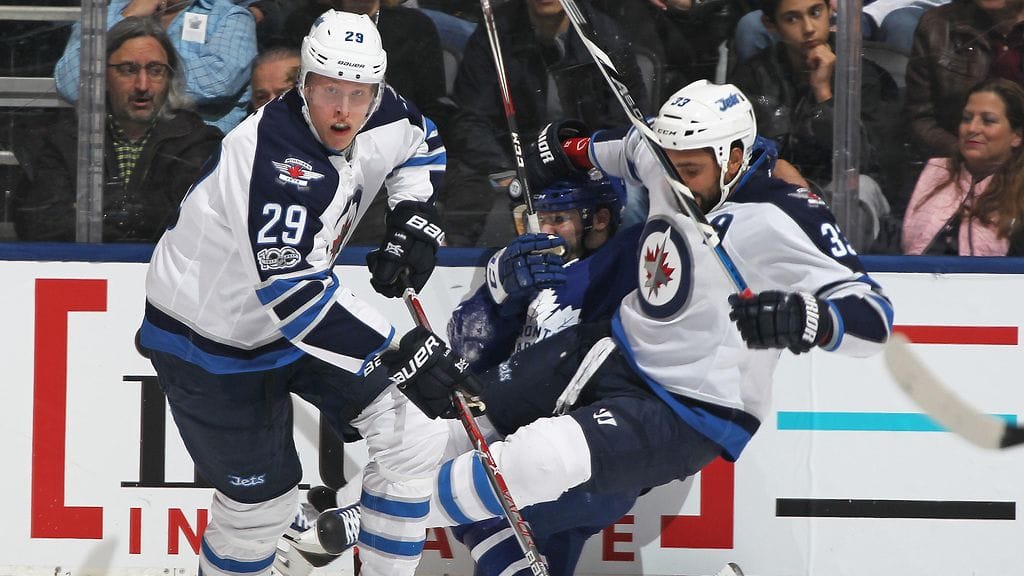 Winnipegin Patrik Laine ja Dustin Byfuglien kunnostautuivat tiistaina myös hanskausosastolla.