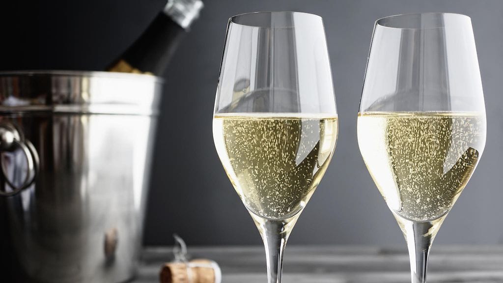 Avattu kuohuviini väljähtyy pullossa parissa tunnissa.