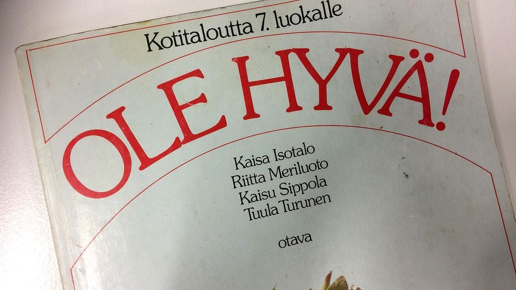 Kuva vuonna 1989 julkaistun Ole hyvä -kirjan vuoden 1998 painoksesta.