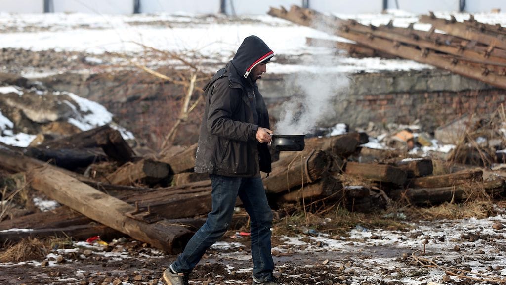 Kylmyys on koetellut Serbiaan jääneitä turvapaikanhakijoita. Monet etsivät turvaa hylätyistä varastorakennuksista.