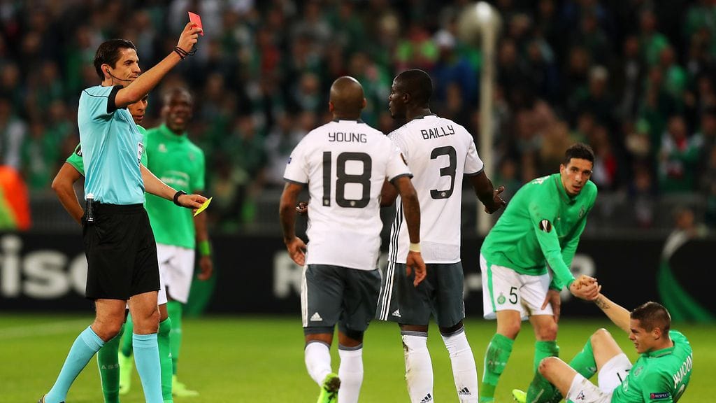 Eric Bailly ajettiin ulos ratkaisupelissä.