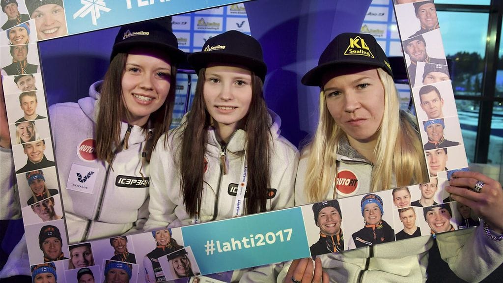 Suomen mäkihyppyjoukkueen naiskolmikko: Susanna Forsström, Jenny Rautionaho ja Julia Kykkänen.