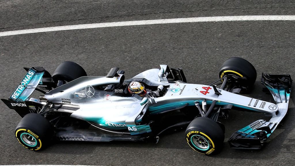 Lewis Hamilton pääsi uudella Mercedeksellä radalle jo ennen julkistusta.