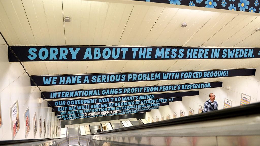Ruotsidemokraattien mainoksia metroasemalla Tukholmassa elokuussa 2015.