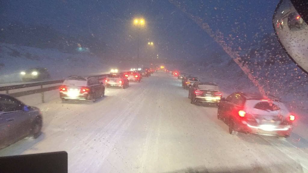 Turun moottoritiellä sattui eilen suuri onnettomuus. Länsi-Uudenmaan pelastuslaitoksen kuvassa autoilijat ovat muodostaneet niin sanotun pelastuskujan pelastusajoneuvoja varten.