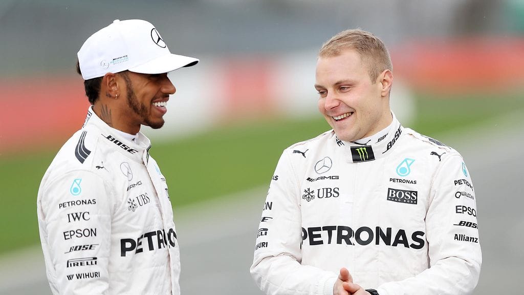 Lewis Hamilton ja Valtteri Bottas kilpailevat Mercedeksellä.