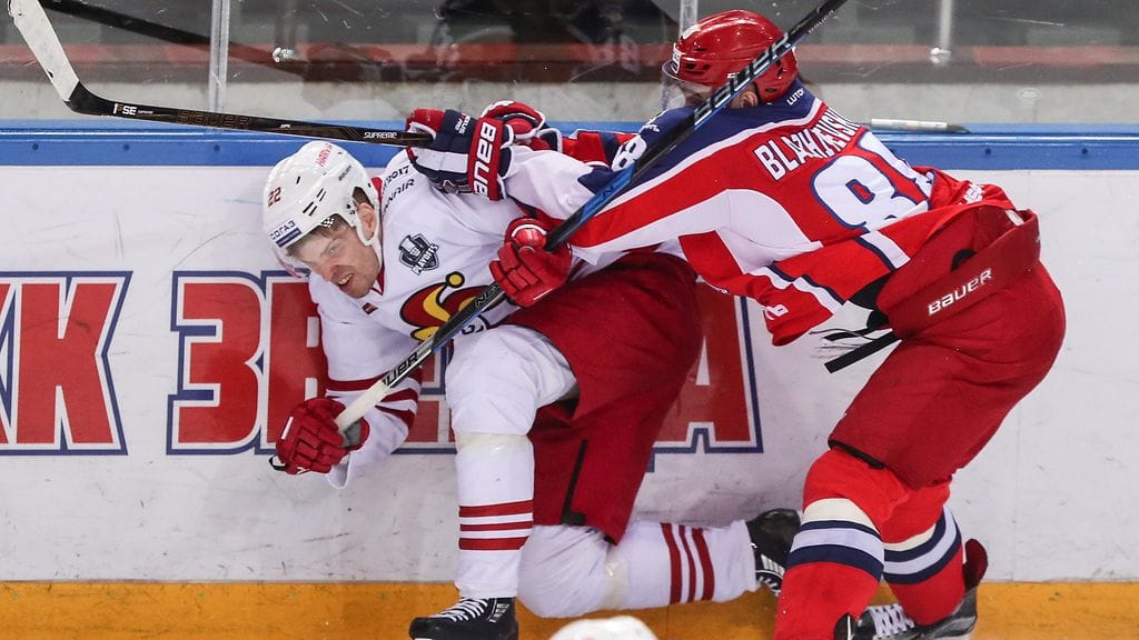 Mika Niemi puristuksissa.