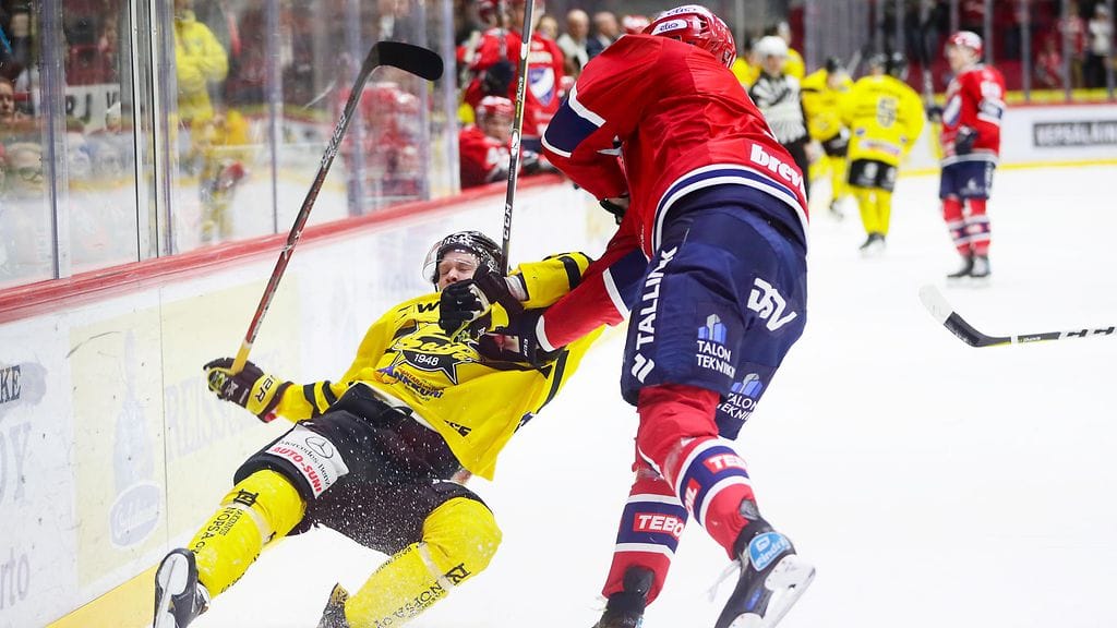 HIFK:n Joe Finley antoi SaiPan Elmeri Kaksoselle kyytiä torstain ottelussa.