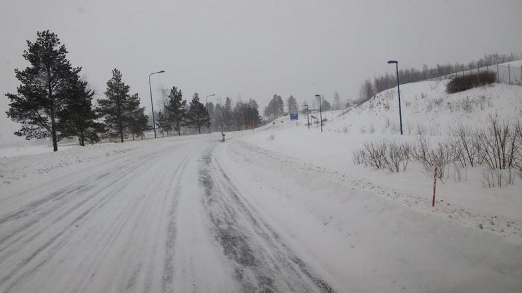 Itä-Suomen poliisin Facebookissa julkaisemassa kuvassa poliisiauton edellä ajanutta autoa on hyvin hankala havaita.