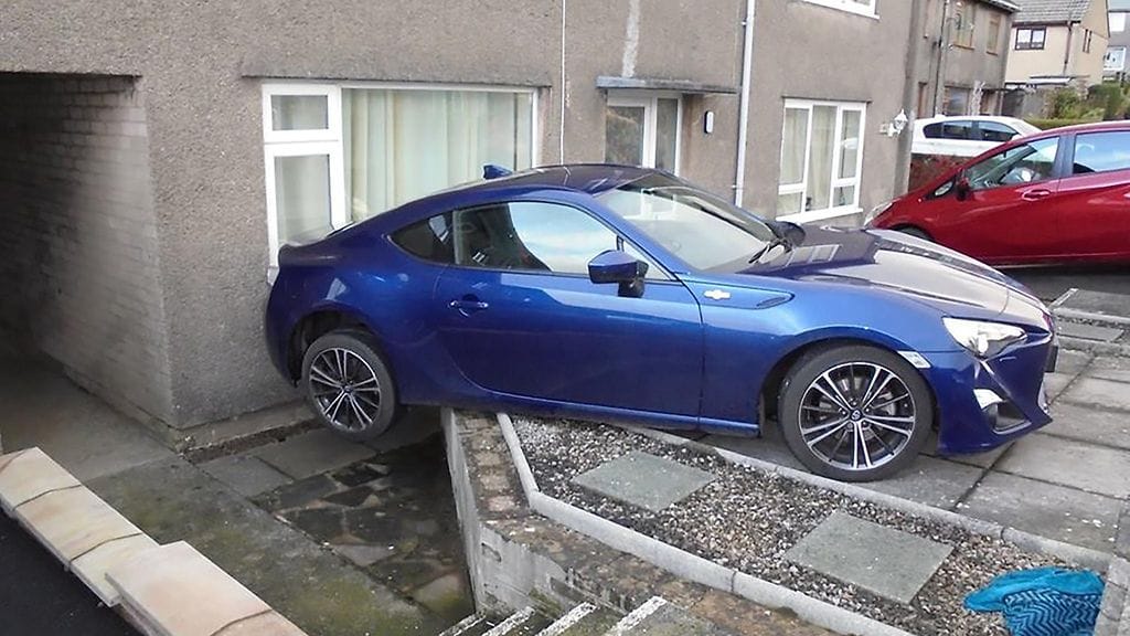 Miehen silmäterä oli päätyä pariskunnan asunnon ikkunasta sisään.