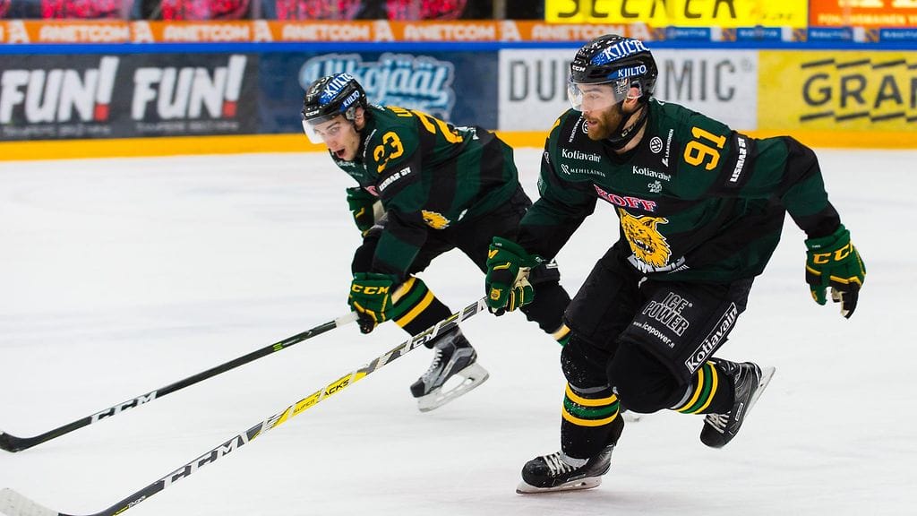 Juho Liuksiala (vas.) iski SaiPaa vastaan maalin, Jerry D'Amigo kirjautti tililleen syöttöpisteen. Arkistokuva.