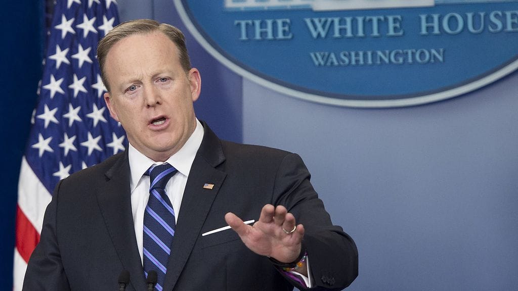 Valkoisen talon tiedottaja Sean Spicer kuitenkin ilmoitti, että Trump seisoo edelleen salakuunteluväitteensä takana. Spicer myös kieltäytyi hyväksymästä senaatin komitean johtopäätöstä.