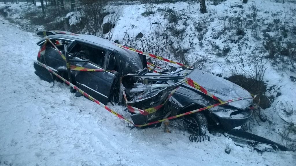 Turun suunnasta tullut auto suistui vastaantulevan kaistan yli jatkaen matkaa tien ja kallion välissä noin 130 metriä. Lopulta auto oli törmännyt puuhun. Kuva: Simo Päivärinta.