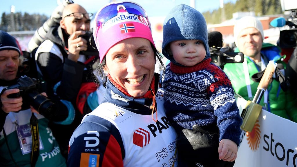 Marit Björgen juhli voittoaan pienen lapsensa kanssa.