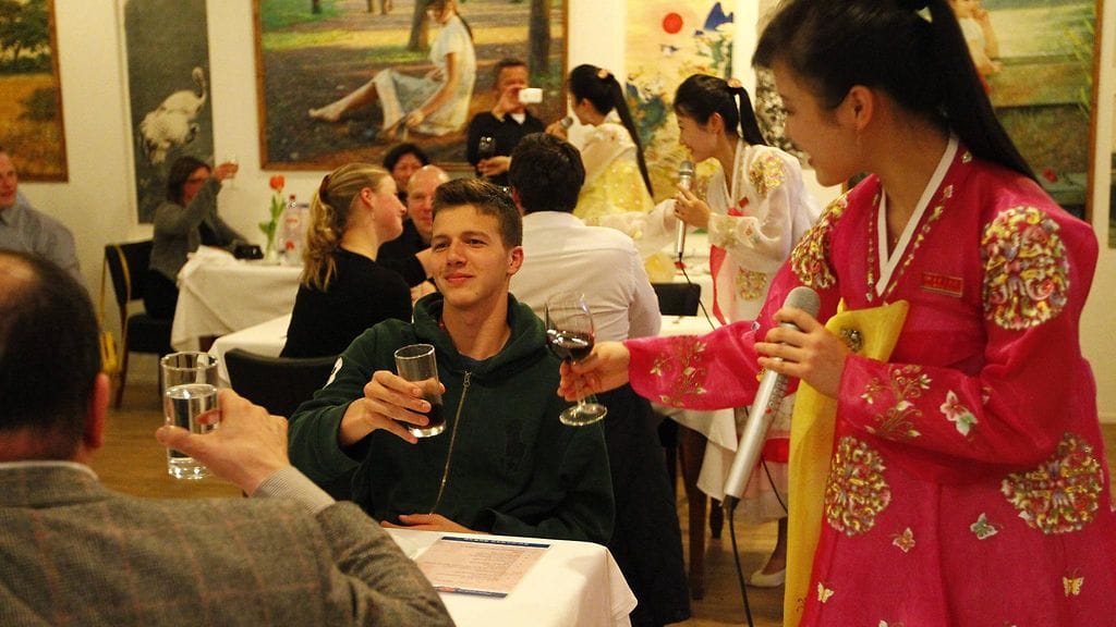 Pohjois-Korean omistamia Pjongjang-ravintoloita on yli sata. Henkilökunta niihin tuodaan Pohjois-Koreasta. Kuva on Amsterdamin Pjongjangista, joka on jo suljettu.