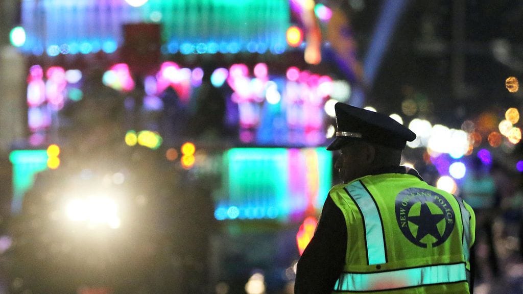 Mediatietojen mukaan 21 ihmistä loukkaantui, kun auto törmäsi väkijoukkoon kesken paraatin Louisianan osavaltiossa New Orleansin kaupungissa.