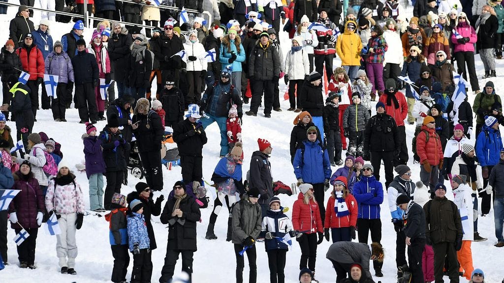 MM-kisojen katsojia Lahdessa eilen. Osin tunnelma oli varsin väljä, mutta paikoin syntyi pahojakin ruuhkia.