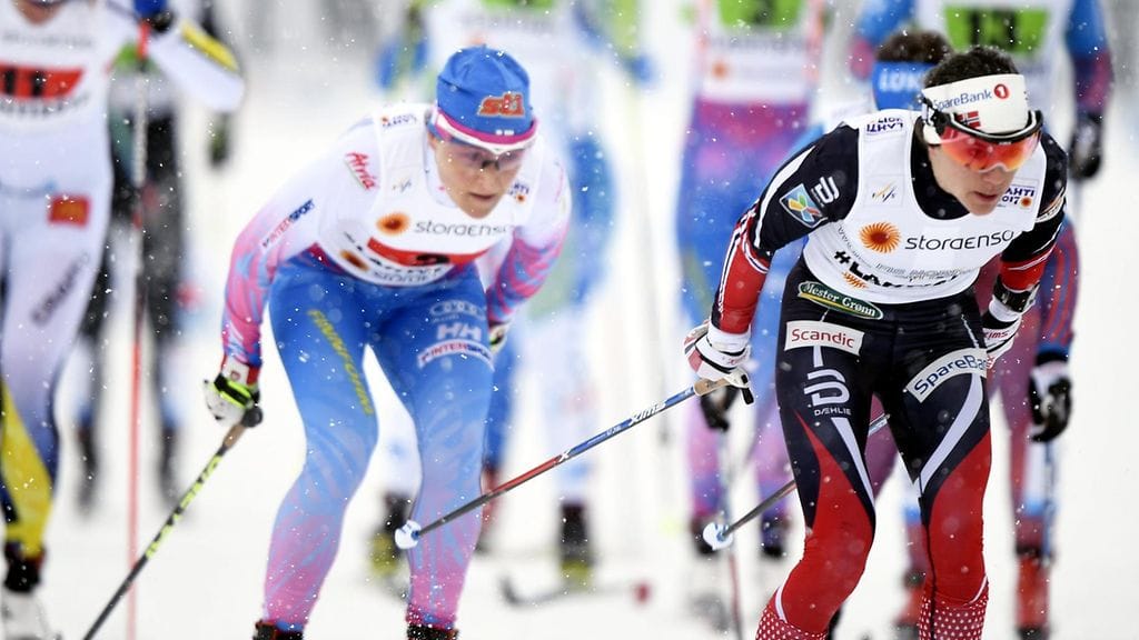 Aino-Kaisa Saarinen (vas.) ei päässyt juhlimaan mitalia.