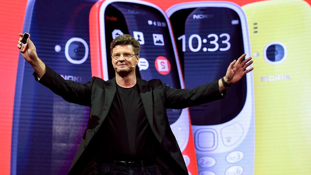 HMD globalin johtaja Arto Nummela esittelee Nokia 3310-kännykkää Barcelonan MWC-messuilla.