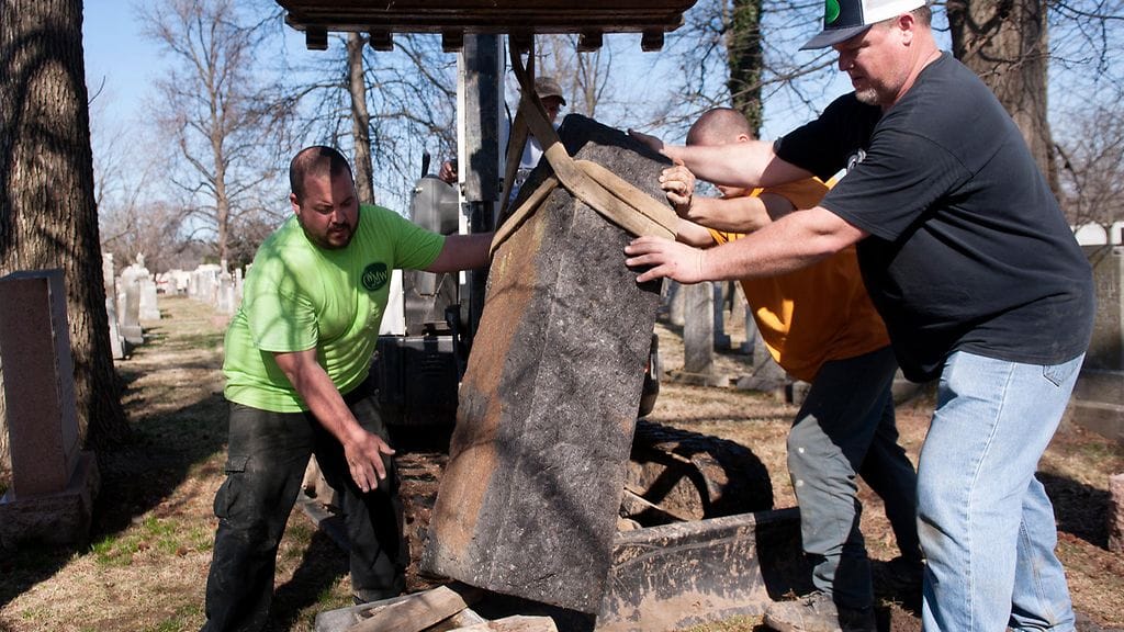 Juutalaisten hautausmaalla Missourissa nostettiin vandalismin kohteeksi joutuneita hautakiviä vain viikkoa ennen Philadelphian tapahtumia.