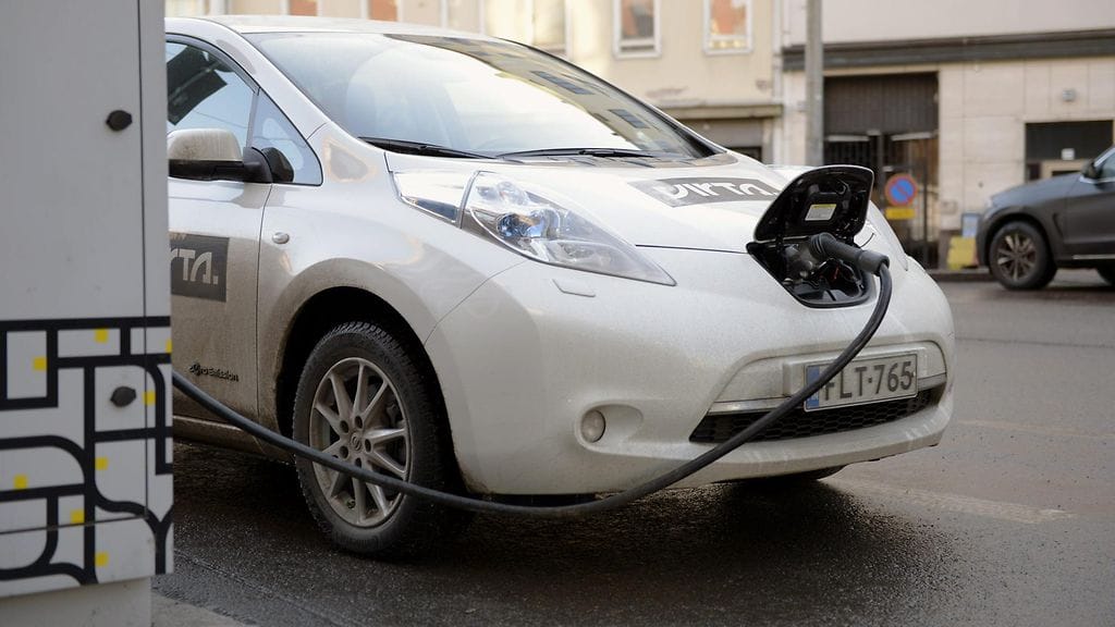 Sähköautoa ladataan Helsingin keskustassa.