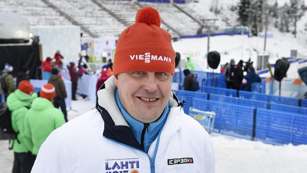 Lahden MM-kisojen mäkimontun haastattelualueesta vastaava Pasi Kaislavuo Lahden MM-kisoissa maananaina 27. helmikuuta 2017.