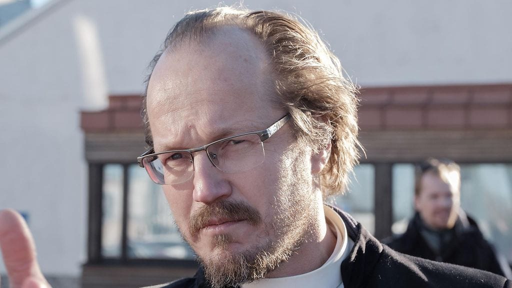 – Kyllähän se aikamoinen arvovaltatappio olisi kirkolle, jos lähdettäisiin pappeja rankaisemaan samaa sukupuolta olevien parien vihkimisestä, arvioi pappi Kai Sadinmaa.